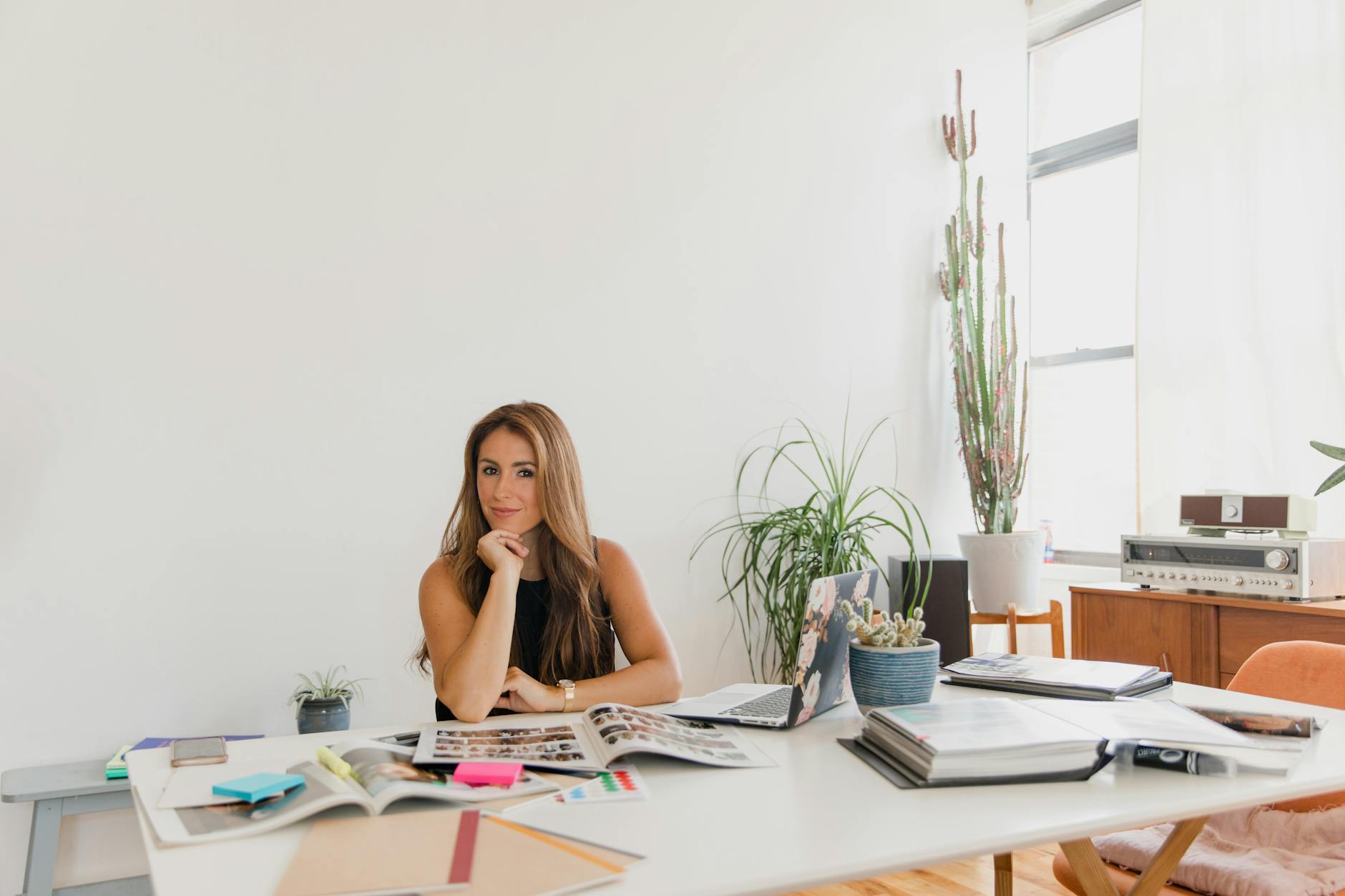 Pewna siebie przedsiębiorczyni przy biurku w nowoczesnym biurze