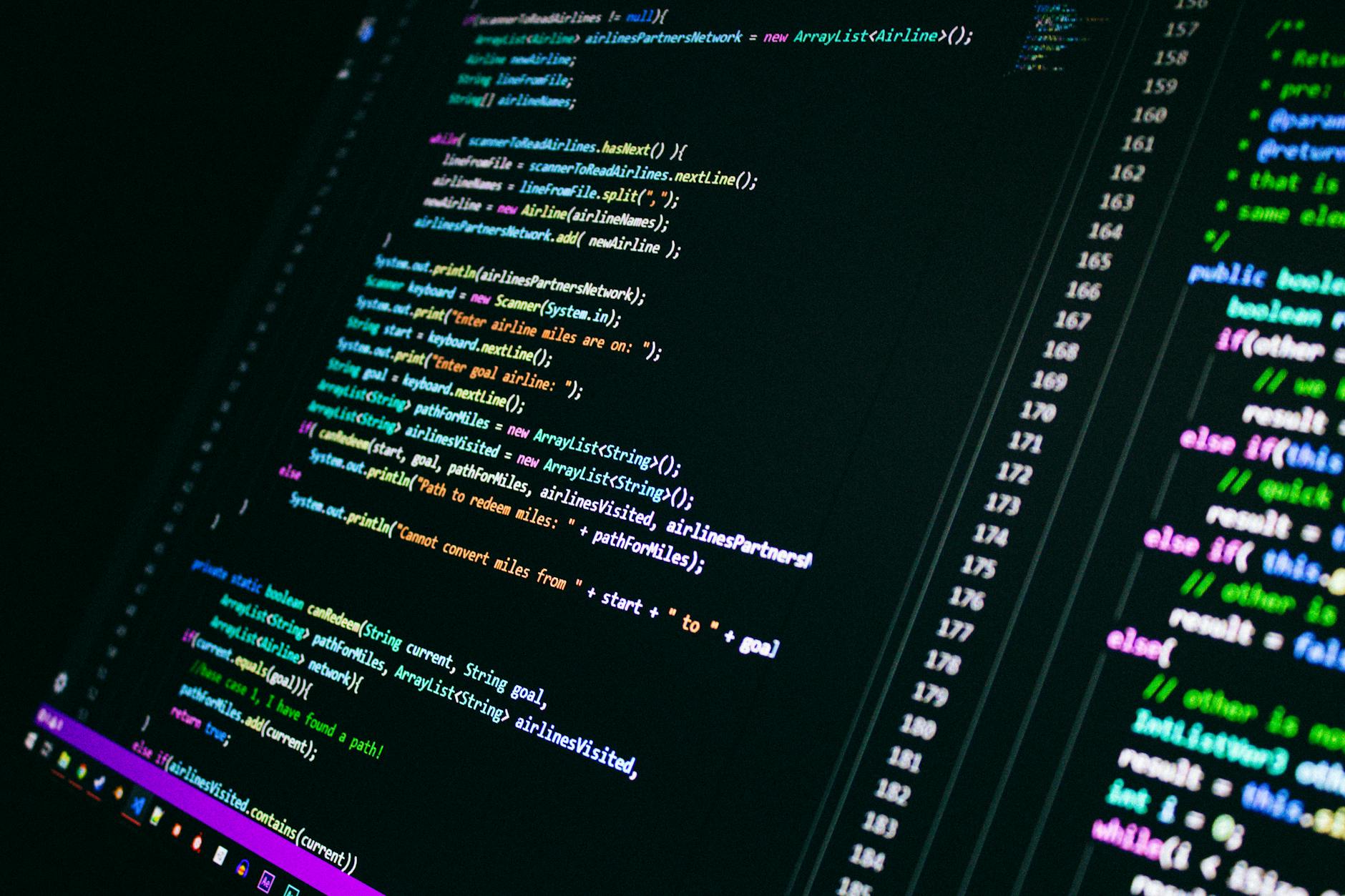 Kolorowy kod Pythona na ekranie podczas analizy danych