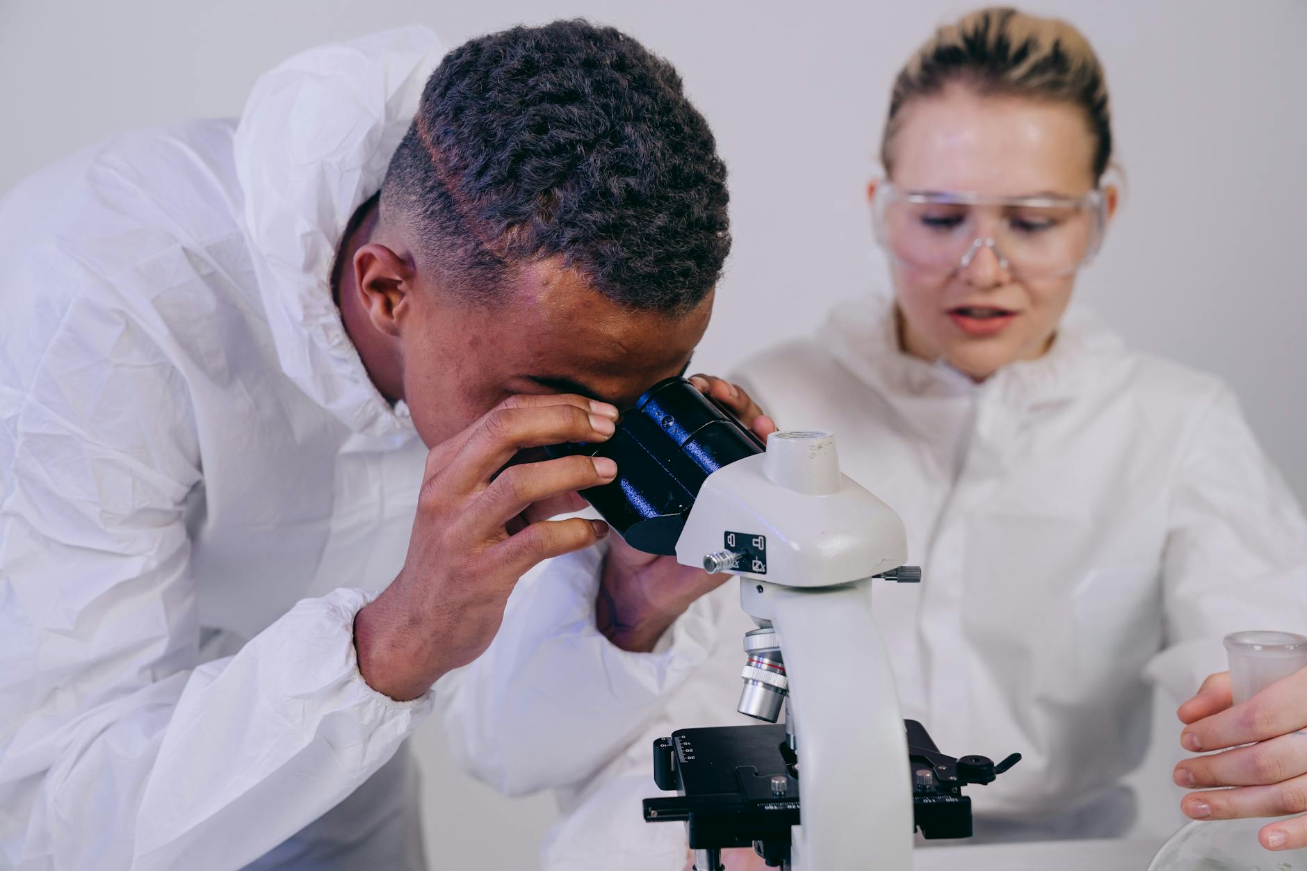 Naukowcy w laboratorium analizują próbki pod mikroskopem