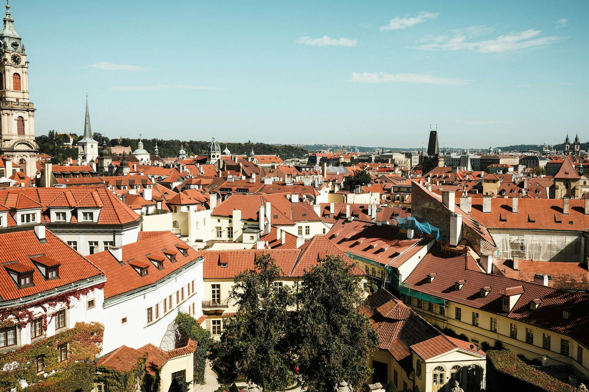 Czerwone dachy zabytkowej dzielnicy pod błękitnym niebem