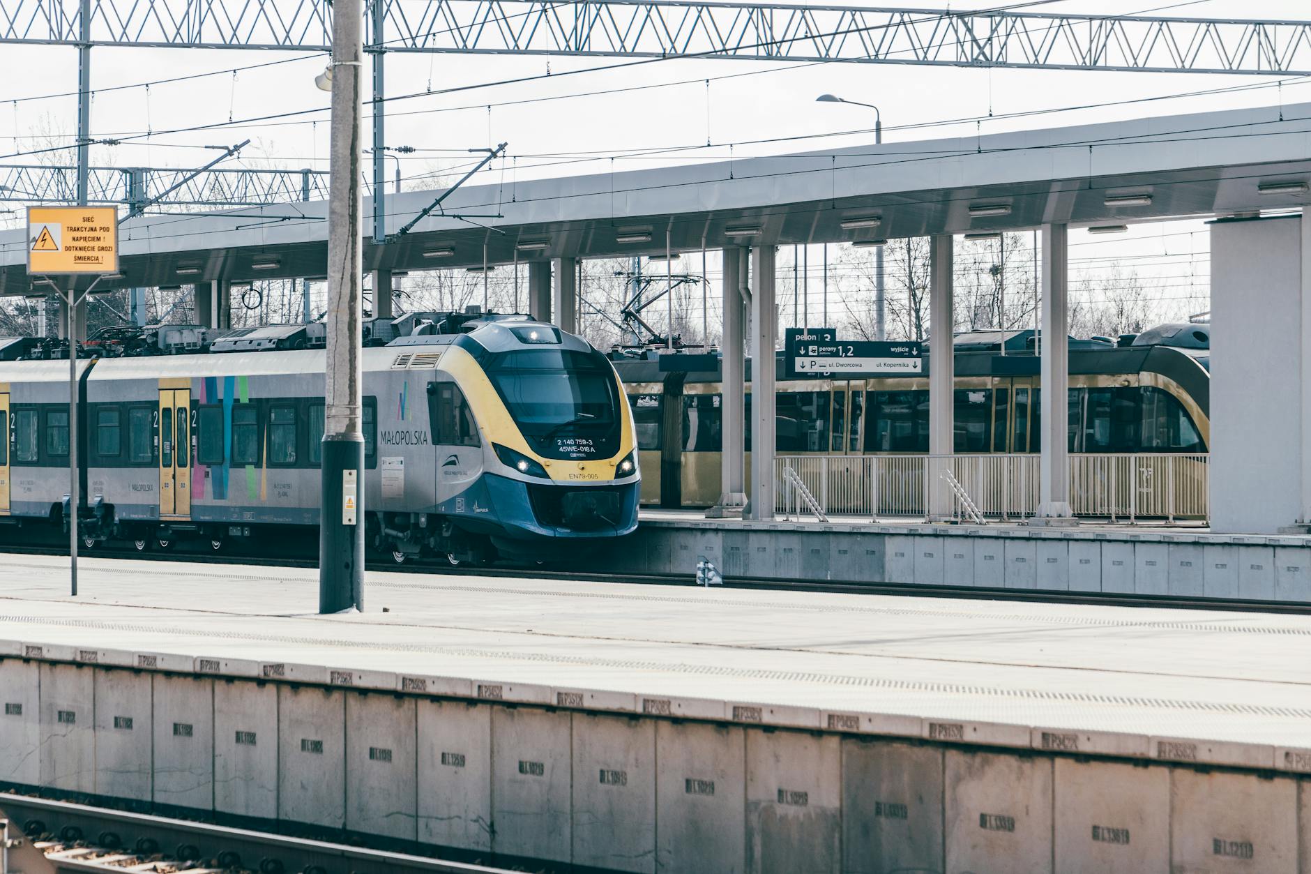 Pociąg pasażerski na stacji Trzebinia jako przykład transportu publicznego