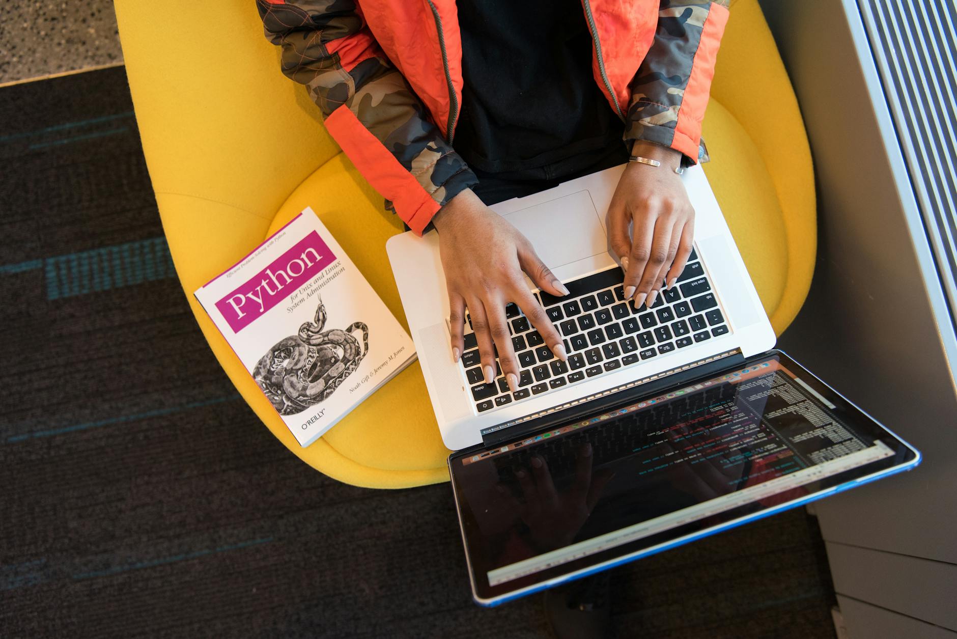 Programista piszący kod w Pythonie na laptopie w biurze