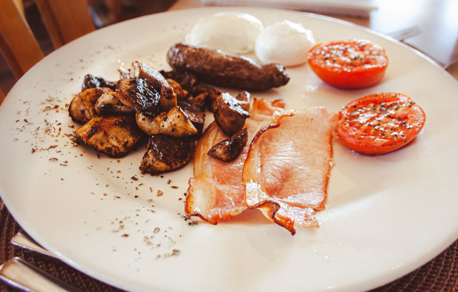 Tradycyjny angielski breakfast krok po kroku: przepis, składniki i porady Angielskie śniadanie z bekonem, jajkami w koszulce, pieczarkami i pomidorem