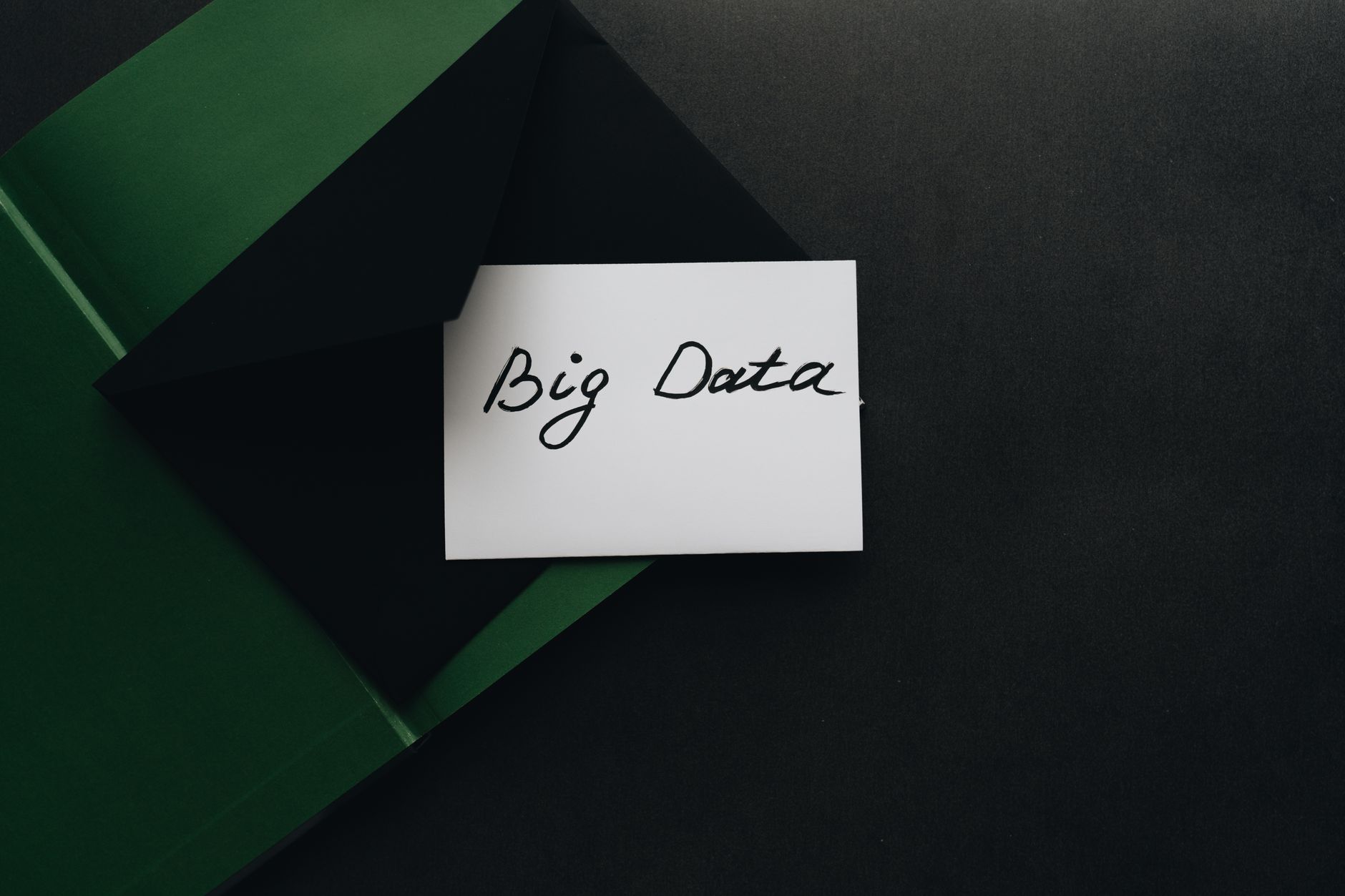 Karta z napisem Big Data wysuwająca się z zielonej koperty