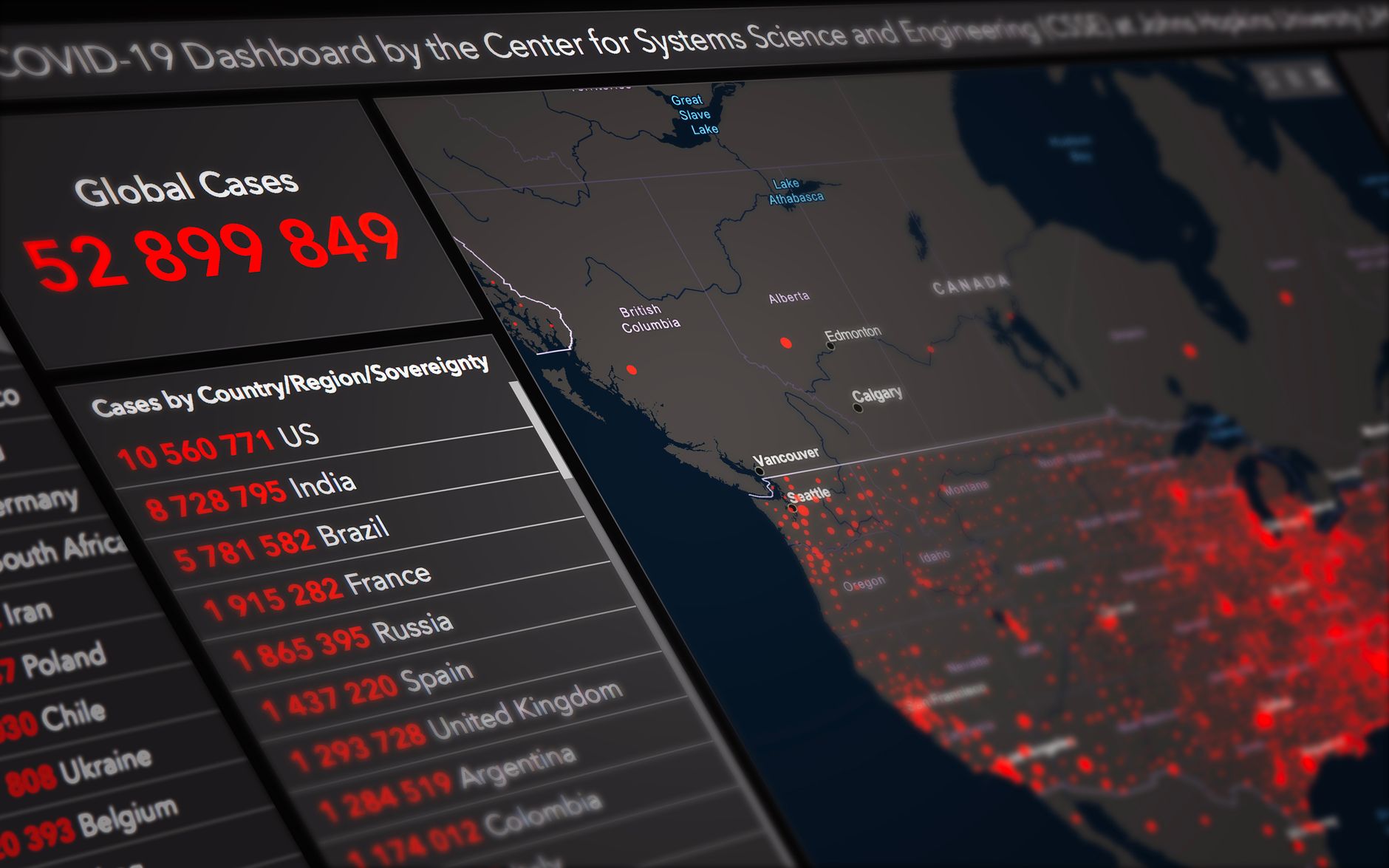 Monitor z mapą świata i danymi o globalnych przypadkach COVID-19