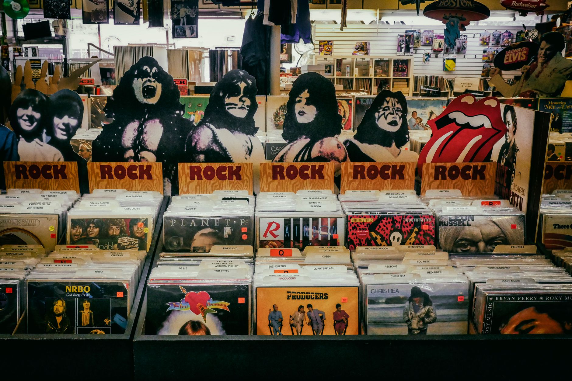 Najważniejsze polskie albumy rockowe, które zmieniły oblicze muzyki Półki w sklepie z winylami z klasycznymi rockowymi albumami