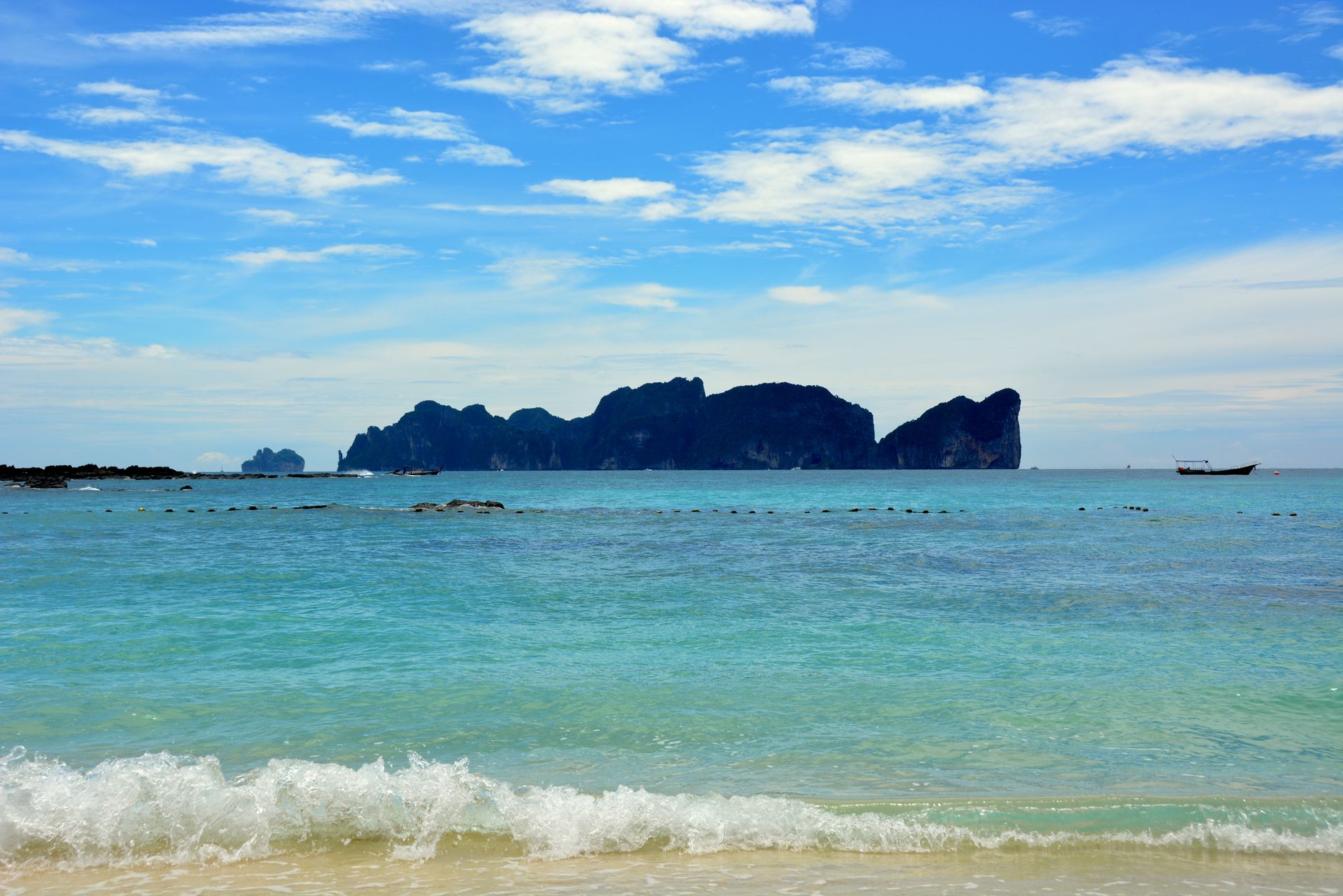 Ko Lanta na spokojnie – przewodnik po mniej znanej wyspie Tajlandii Spokojna plaża w Ao Nang z turkusowym morzem i wyspami w oddali