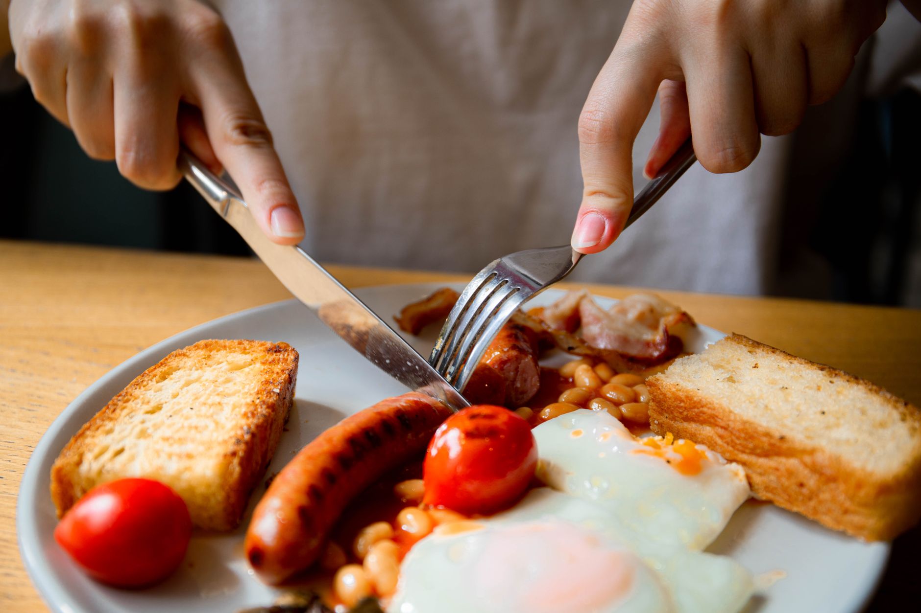 Tradycyjne angielskie śniadanie z jajkami, fasolką, kiełbasą i tostami