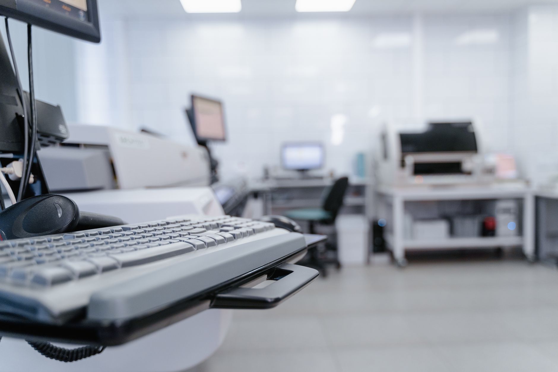 Nowoczesna klawiatura w jasnym, laboratoryjnym otoczeniu